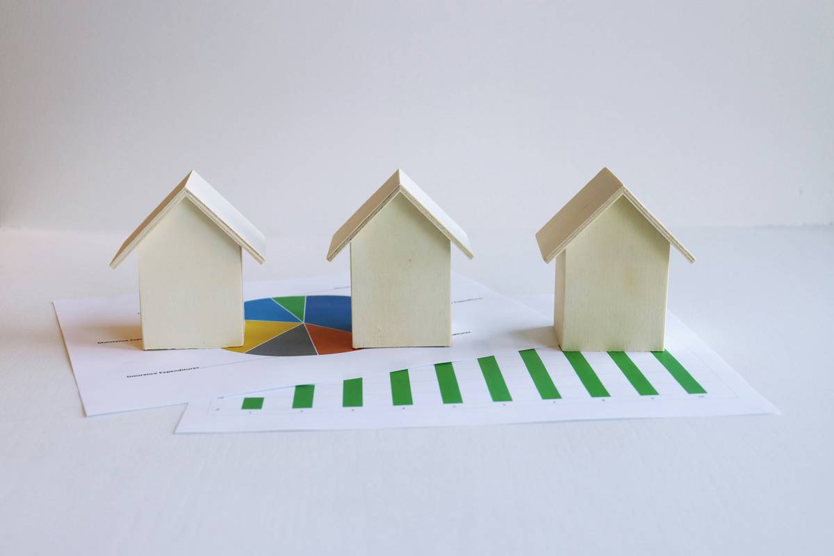 Spectrum chart showing long-term rentals as low-effort/high-stability vs short-term rentals as high-effort/high-volatility