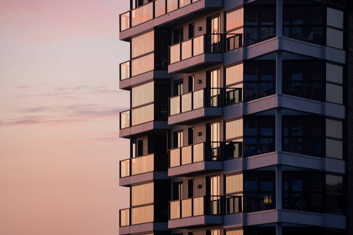 Digital nomad staying in short term rental loophole compliant apartment for 45 days
